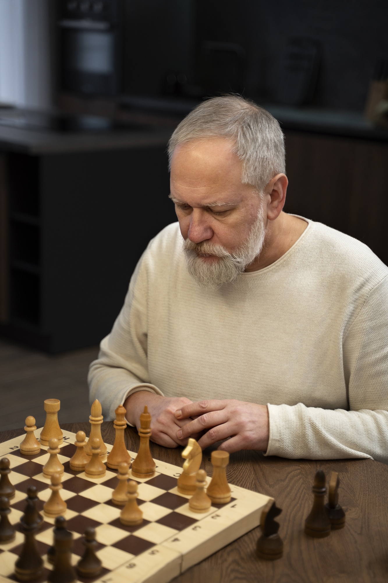 Senhor jogando uma partida de xadrez no salão do clube